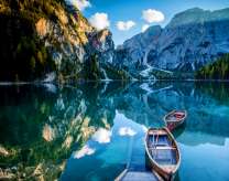 Лодки на зеркальной глади горного озера