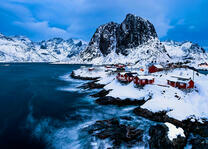 Деревушка в горах у зимнего озера