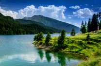 Красивый вид на горы и озеро