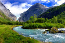 Бурная горная река в весеннем лесу