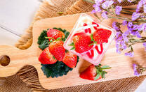 Милая дощечка с клубничками