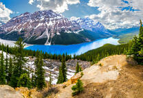 Снежные горы и ледяное озеро