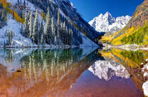 Зеркальное отражение снежных гор в озере