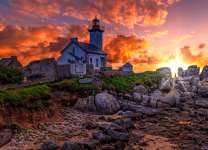 Рассвет у домика с маяком