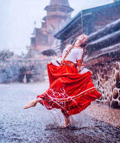 Весёлый танец под дождём