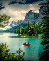 Красная каяка на горном озере