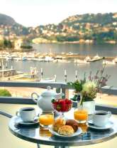 Завтрак над красочной бухтой