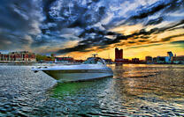 Прогулочная яхта у морского городка