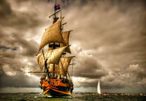 Большой корабль на фоне серых туч