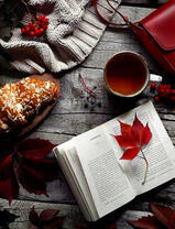 Осенний натюрморт с чаем, хлебом и книгой