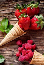 Клубничка и малина в вафлях