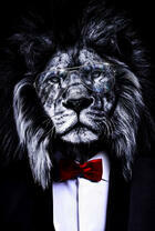 Солидный лев в костюме