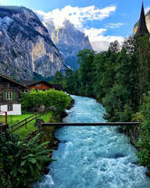 Бурная река возле гор