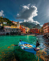 Живописный городок на берегу Амальфитанского побережья