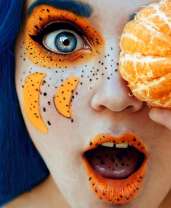 Яркая девушка и мандаринка