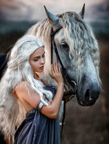 Девушка с серой лошадью
