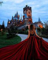 Девушка у замка Драхенбург в Германии