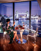 Девушка в кафе с видом на Тауэрский мост