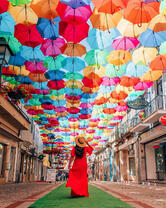 Улица с разноцветными зонтами