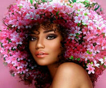 Смуглая девушка с цветочной прической