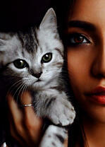 Красивая девушка и серенький котёнок