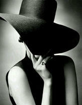 Дама в черной шлапе