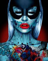 Девушка в черной маске