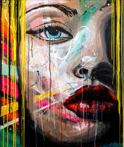 Серьезный взгляд желтоволосой барышни