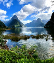 Большое озеро среди крутых гор