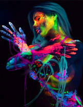 Красочный танец девушки