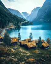 Поселение на берегу горного озера