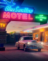 Старое авто на парковке мотеля