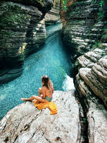 Девушка в чудесном месте