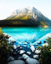 Нежно-голубое озеро в горах