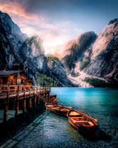 Домик на причале у озера