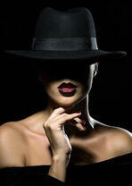 Стильная дама в чёрной шляпе