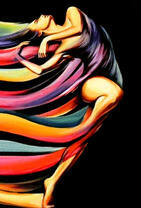 Девушка с длинными разноцветными волосами