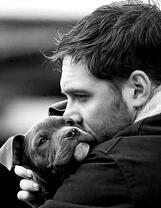 Хозяин целует своего пса