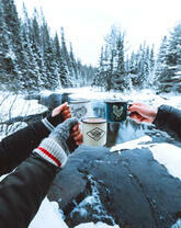 Дружественный привал у реки