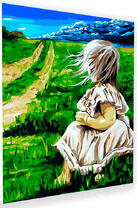 Маленькая девочка на зеленой травке