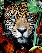 Леопард среди больших листьев и цветов