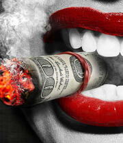 Девушка курит доллары