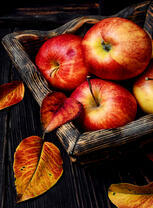 Натюрморт с осенних яблок