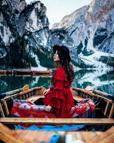 Милая девушка на озер среди гор