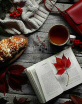 Осенний листик, книга и теплый чай