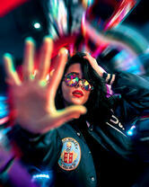 Девушка на фоне огней рекламы