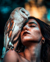 Девушка с белой совой