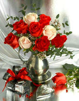 Букет красивых роз и подарочек