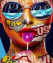 Девушка в очках и с конфетой