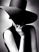 Девушка в вечернем платье и шляпе